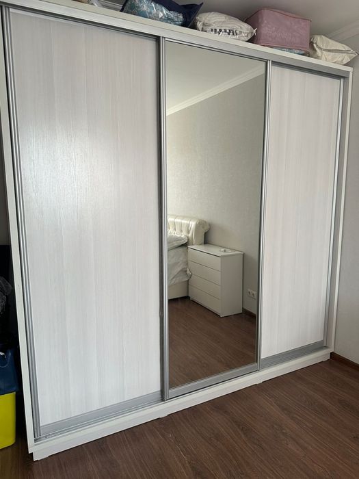Продам шкаф-купе с зеркалом