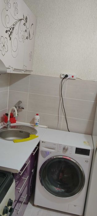 Центрден 2ком. Сатылады 1этаж, 2этаж, 3этаждан.