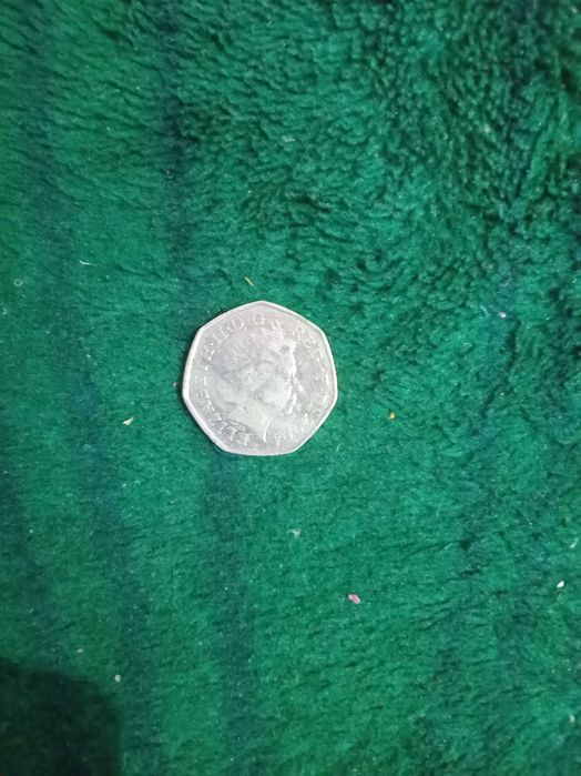 Moneda cu REGINA ELIZABETHA  300 lei