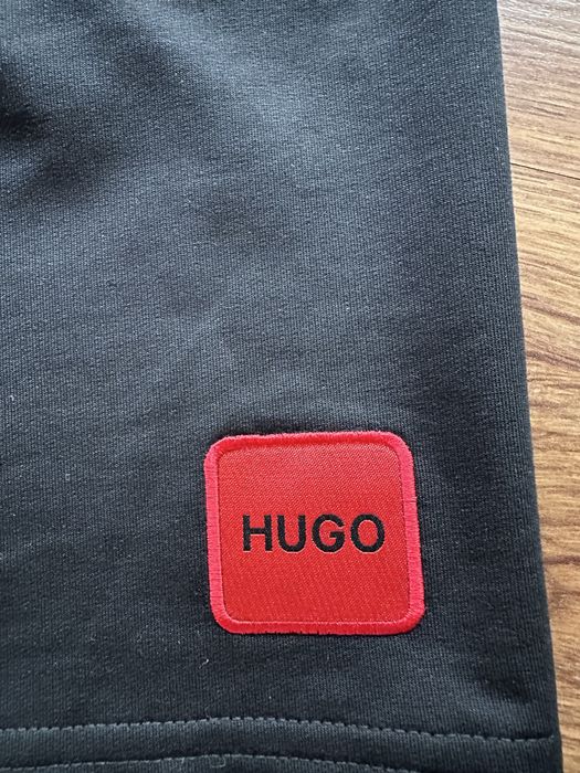 Мъжки,памучни,черни къси панталонки Hugo BOSS със зашито лого и ципове на джобовете