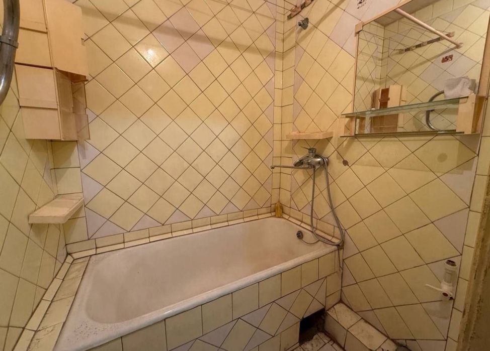 Цум. 110 школа.   2комн. 3этаж. Кирпич 60м2