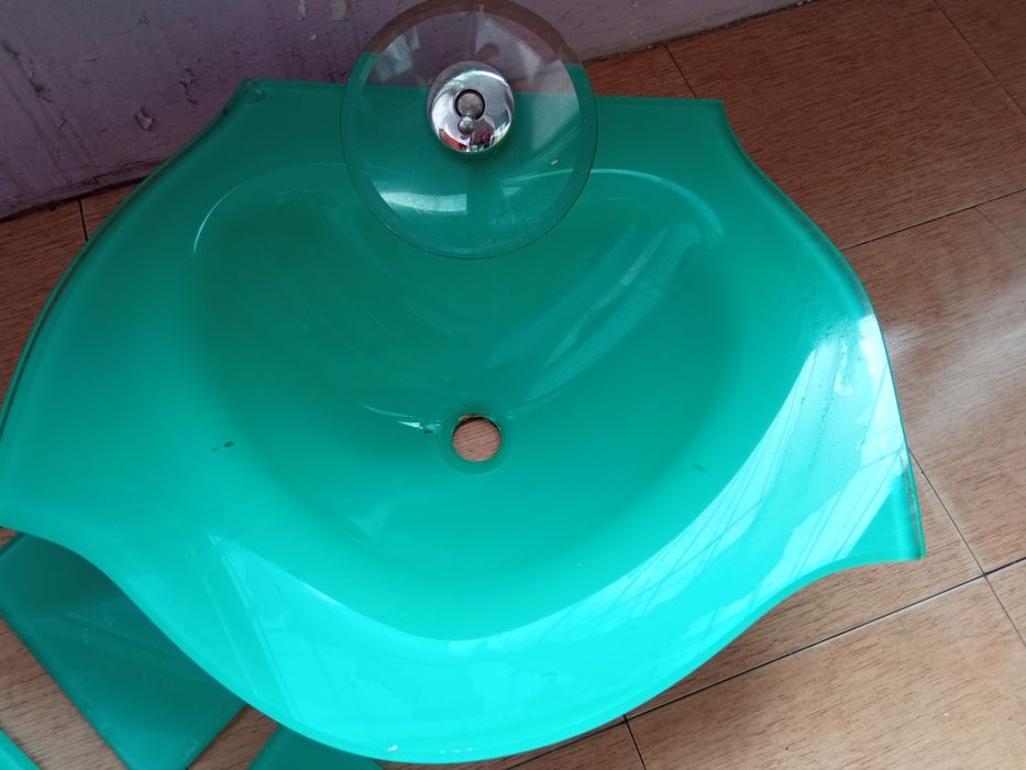 Продам раковину со смесителем
