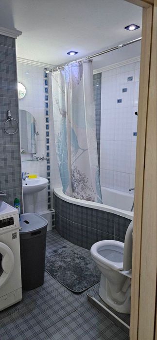 ЦУМ, м. Космонавтов 2/2/4