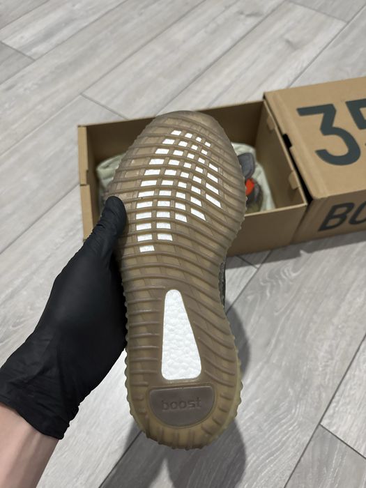 Adidas Yeezy Boost 350 V2 Carbon Beluga – Noi, în cutie