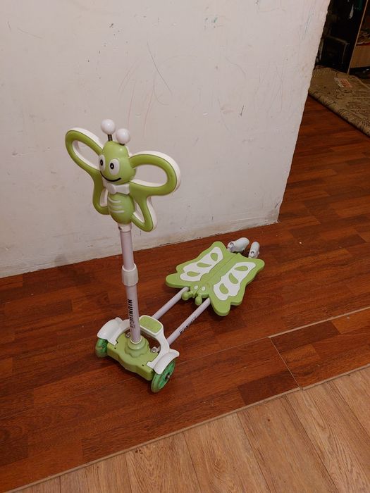 Продам музыкальный самокат детский