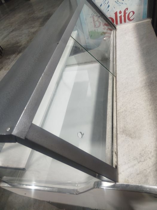 Витрина холодильник сотилади