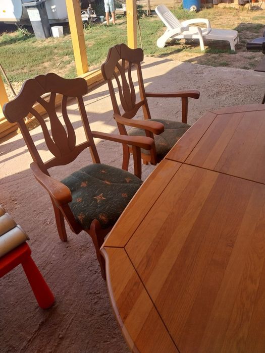 Masa de lemn masiv cu scaune