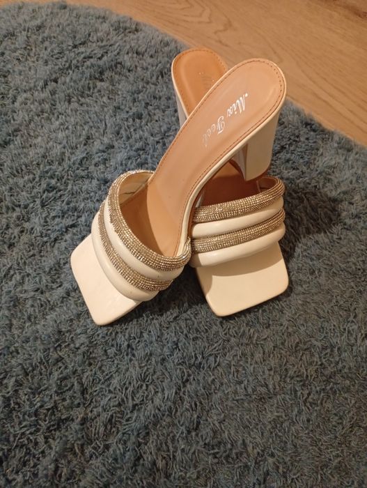 Vând papuci și pantofi eleganți