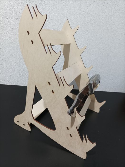 Статив (поставка) за ловни ножове, а вече и за саби/мечове