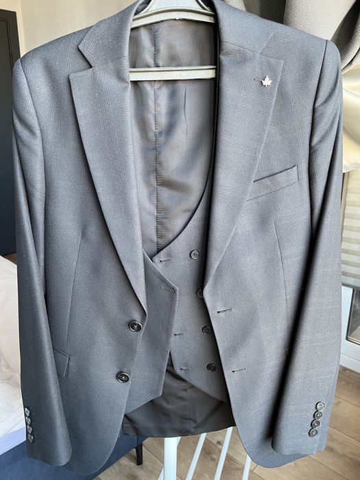 Костюм мужской тройка