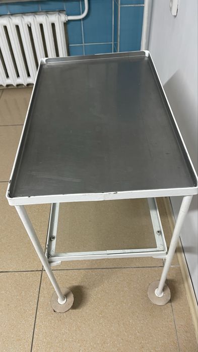 Продается стол с колесикоми для медицины