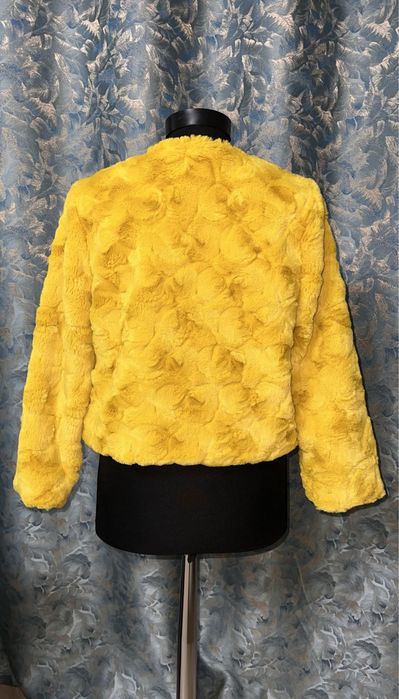 Capa din blana de culoare galben mustar