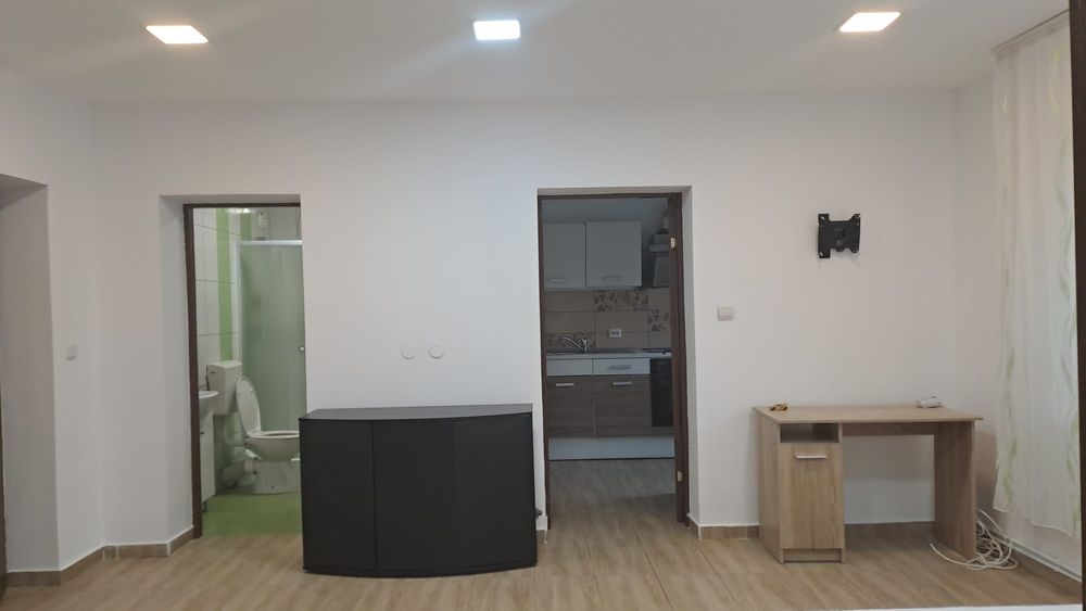 Închiriez garsonieră la casa