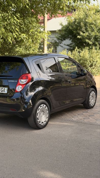 Spark sotiladi qora rang 191000 km