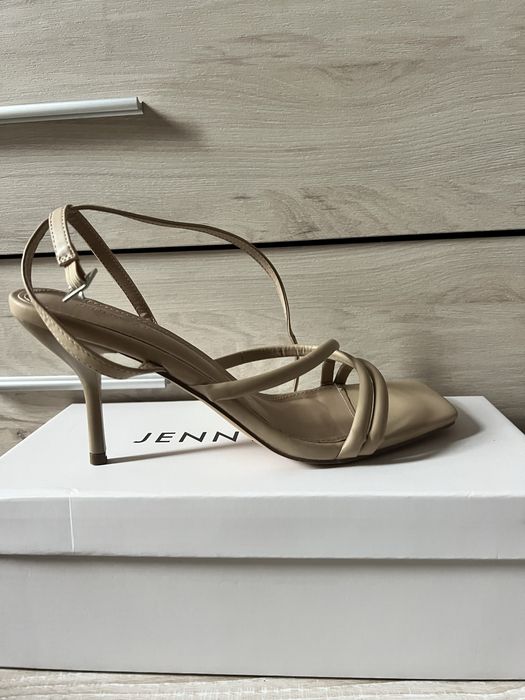 Сандали на ток nude