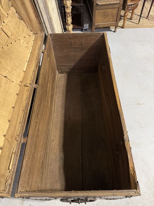 Lada de zestre baroc, din lemn masiv, cu elemente din fier