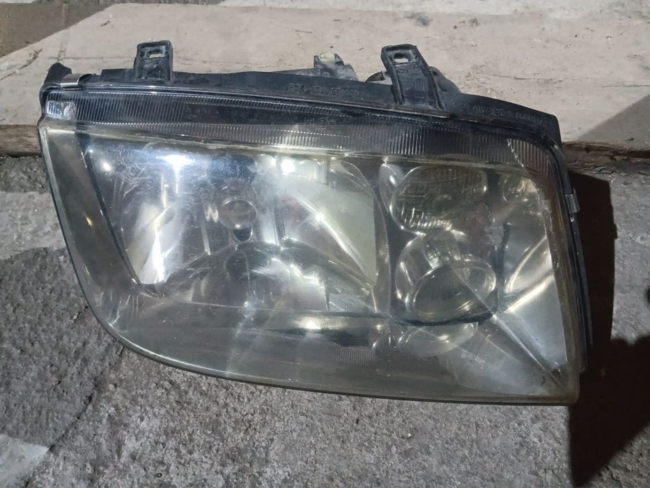Продава се оригинален десен фар със халоген   за Volkswagen bora.