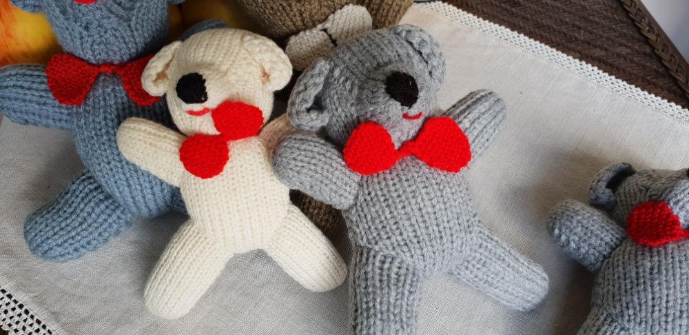 Много сладки ръчно плетени мечета