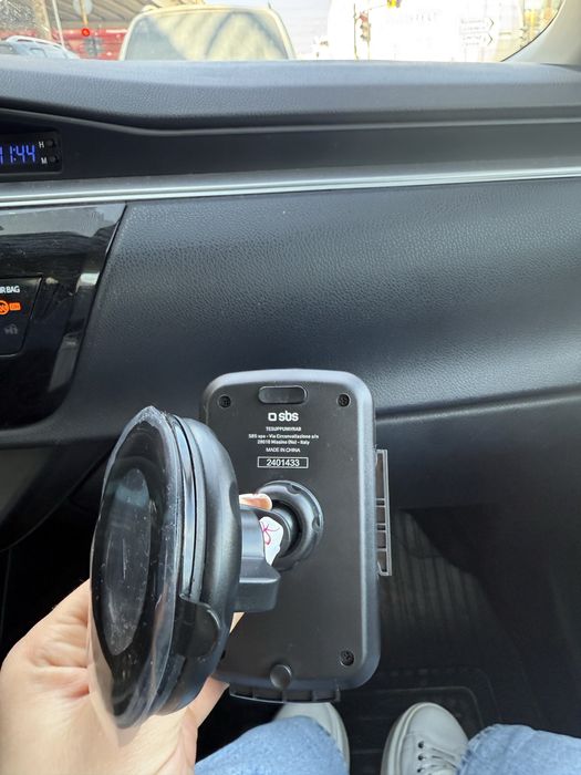 Чисто нова стойка за телефон за кола
