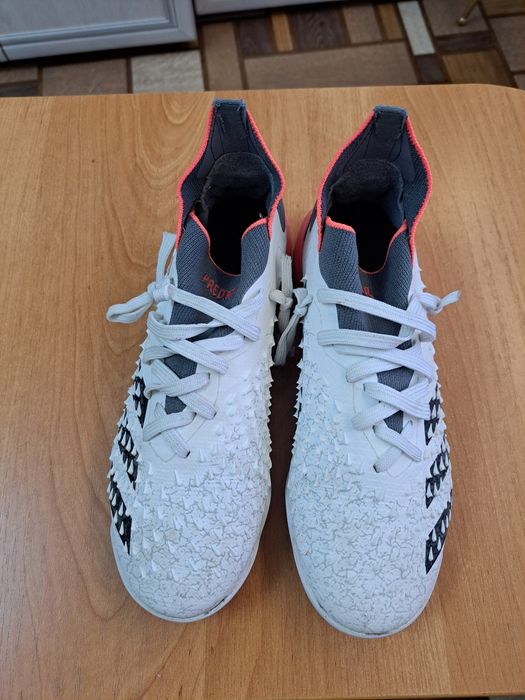 Футзальные кроссовки Adidas.