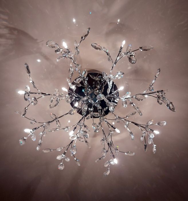 Люстра в идеальном состояние