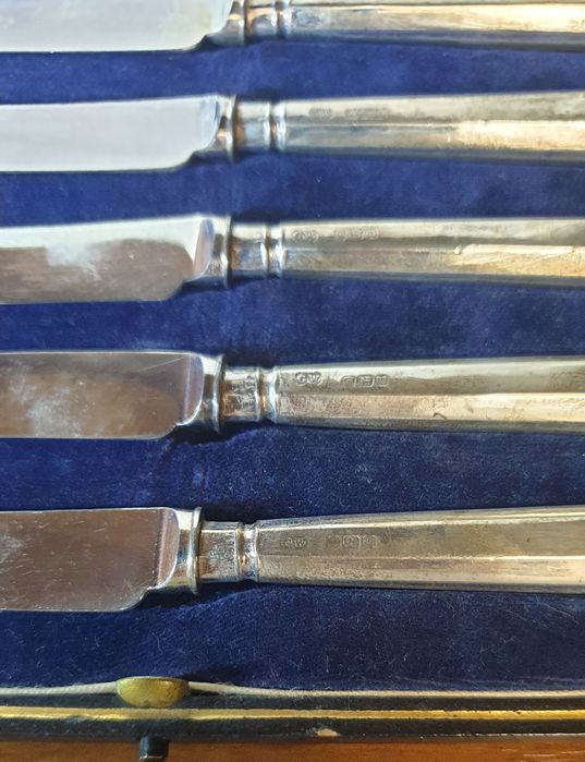 Рюмки, солонка, ножи