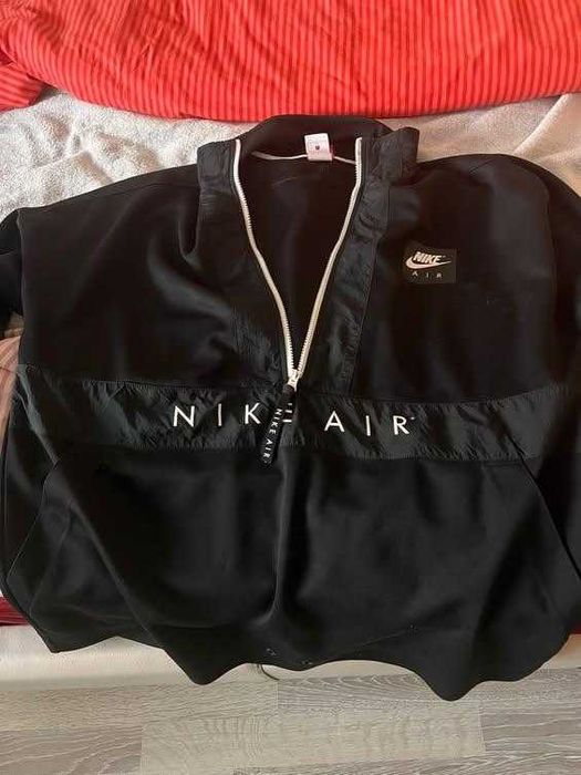 Продавам преходно яке на Nike