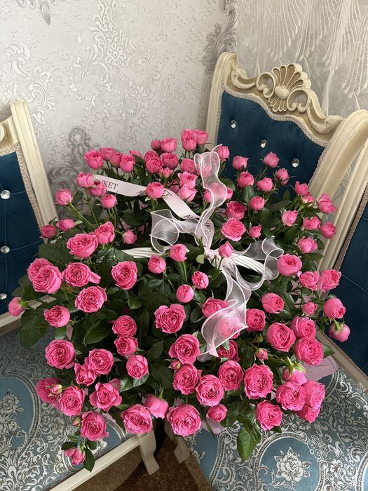 Кустовые розы в корзине