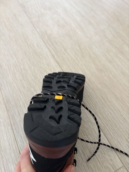 Bocanci de munte damă Garmont, mărimea 39,Vibram & Gore-Tex – stare foarte bună