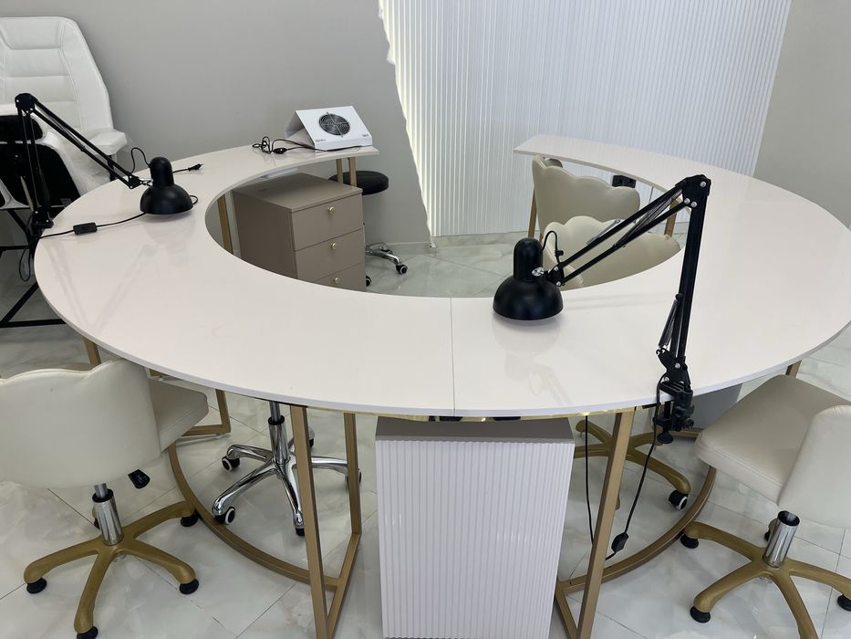 Круглый стол для маникюра