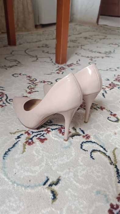 Бежевые лаковые туфли