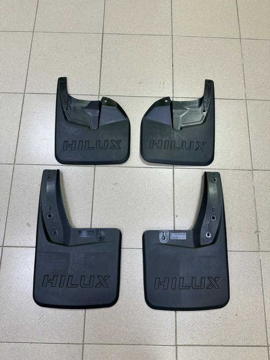 Брызговики Toyota Hilux новые комплект Хайлюкс