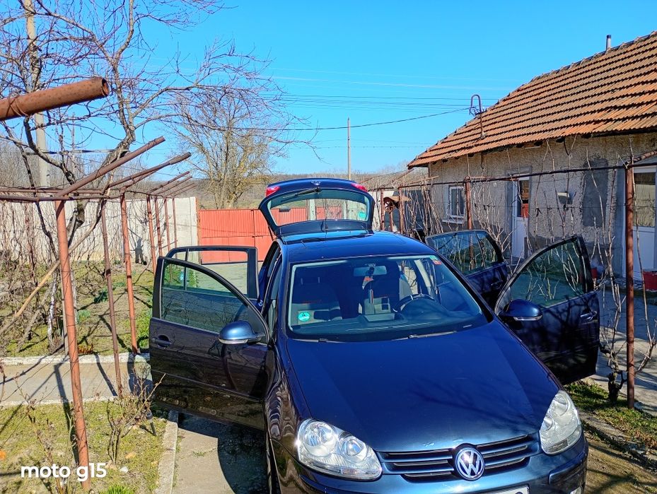 Vând Volkswagen Golf V 1.6 benzina