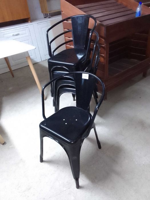Стулья железные черные.  Оборудование