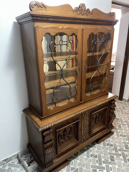 Vitrina rustica sculptata
