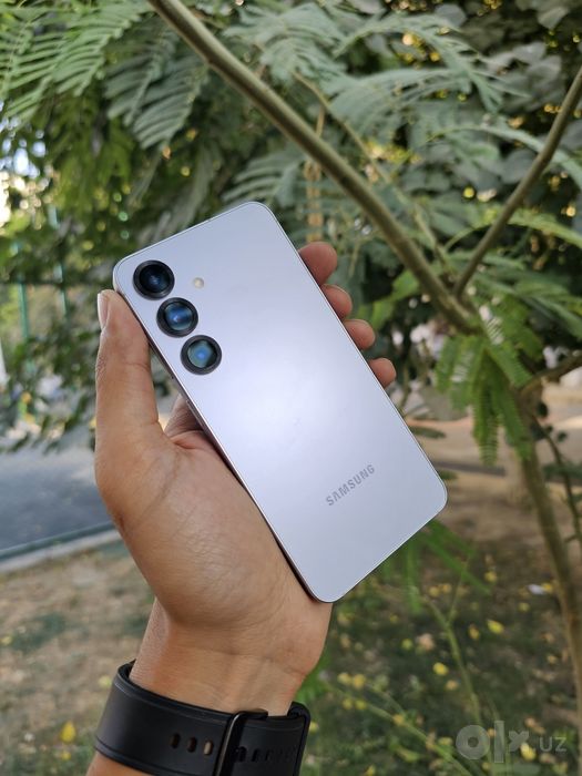 Samsung Galaxy S25 5G. OzU 12 GB. Joyi 256 GB. Snapdragon 8 Elite.