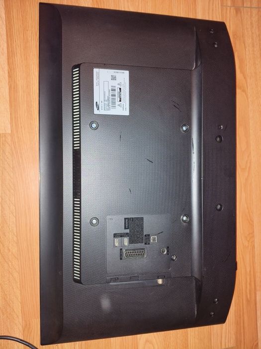 Телевизор Samsung UE32J4000 32" (81 см) б/у — Полный комплект