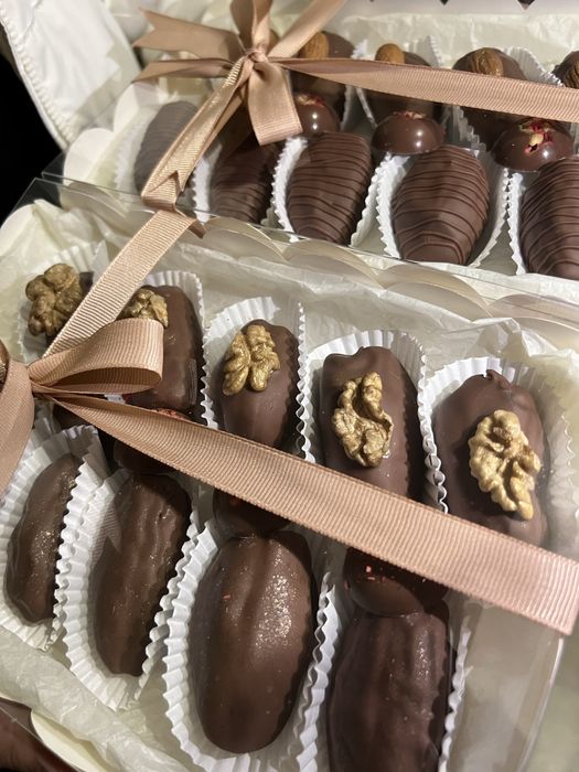 Клубника , голубика , финики в шокодаде