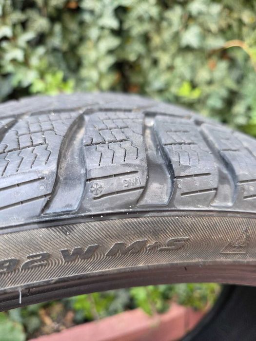 Зимни гуми Pirelli sottozero 3 235/35/20  от Tesla model 3, 7 mm.