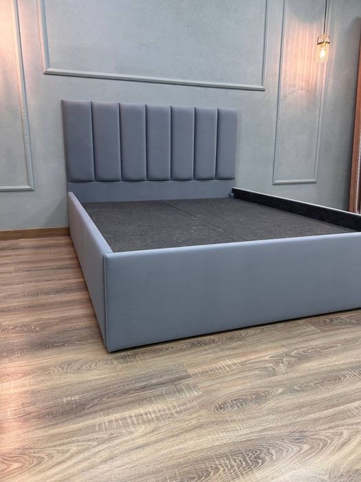 Двухспальная кровать с подъёмным механизмом