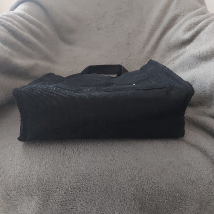 Vind geanta preț 15 .lei , pentru femei.