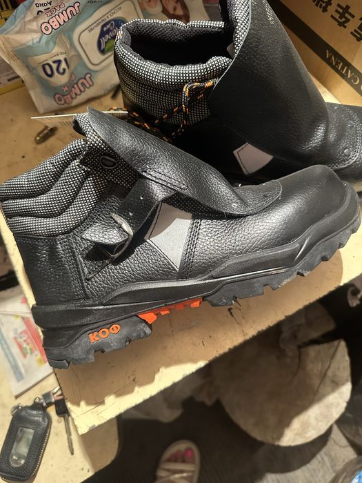 Продаю новые рабочие ботинки