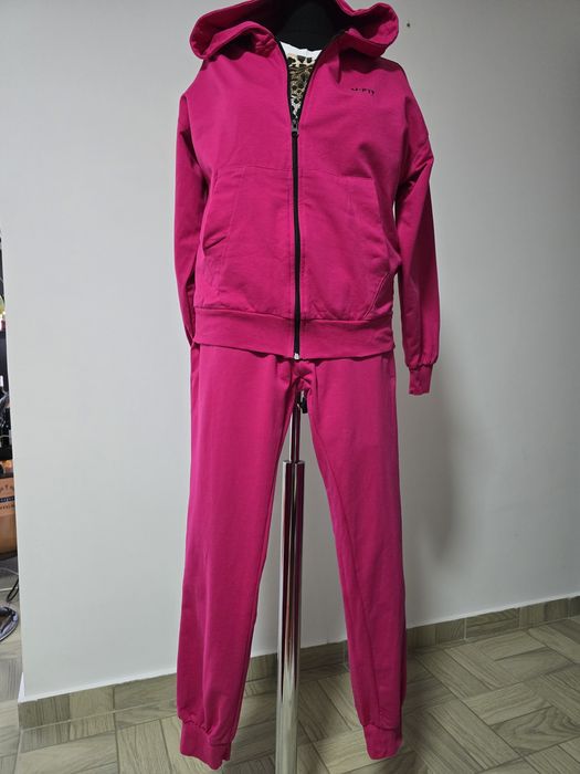 Trening dama fucsia, model cu hanorac cu gluga , buzunare laterale