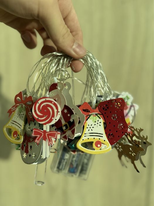 Новогодняя LED-гирлянда с игрушками