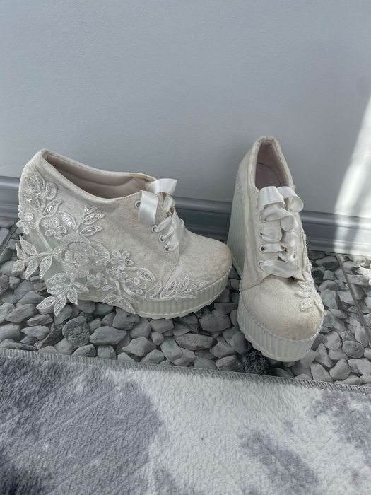 Сватбени обувки със дантела