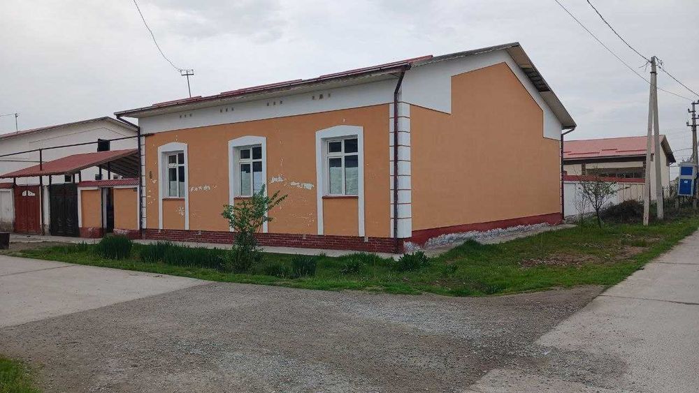 Namunali uy sotiladi 6 sotix Guliston yangi bozor oldida