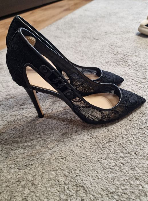 Обувки на висок ток Guess