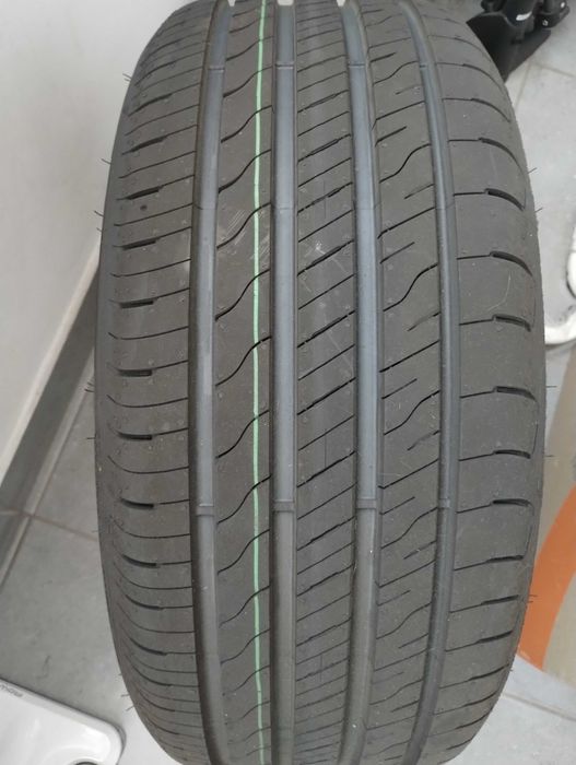 O anvelopă 225/45/R17 Goodyear EfficientGrip Performance 2