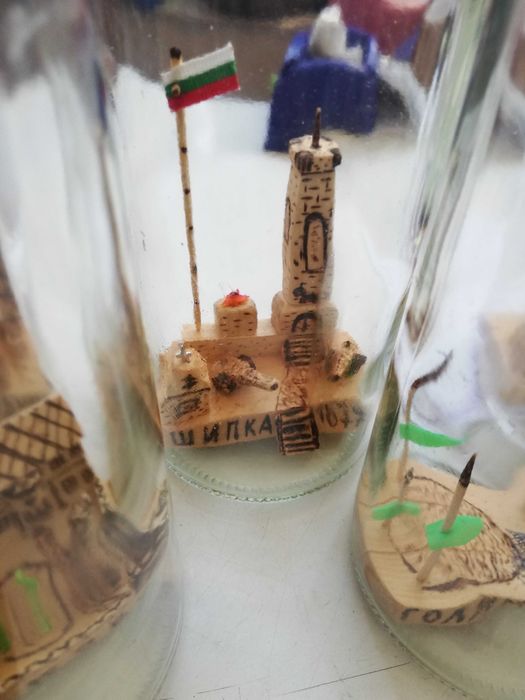 Шишета с дървени фигури