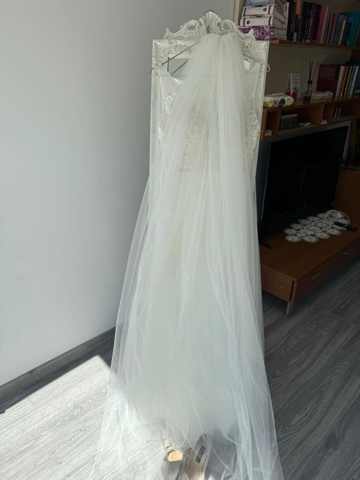 Rochie de mireasa, voal si pantofi